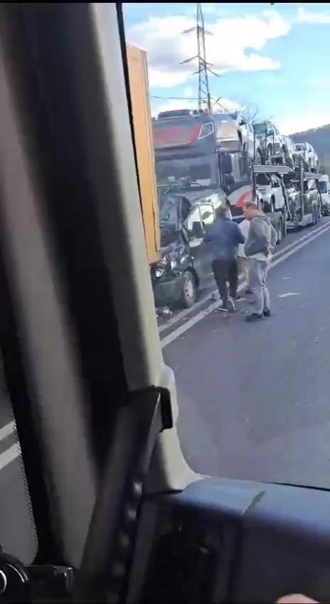 Maşină strivită între o platformă auto şi un TIR, pe o şosea din Vâlcea. Trei oameni au fost transportaţi la spital