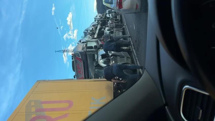 Maşină strivită între o platformă auto şi un TIR, pe o şosea din Vâlcea. Trei oameni au fost transportaţi la spital