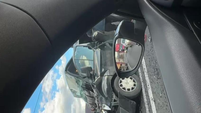 Maşină strivită între o platformă auto şi un TIR, pe o şosea din Vâlcea. Trei oameni au fost transportaţi la spital