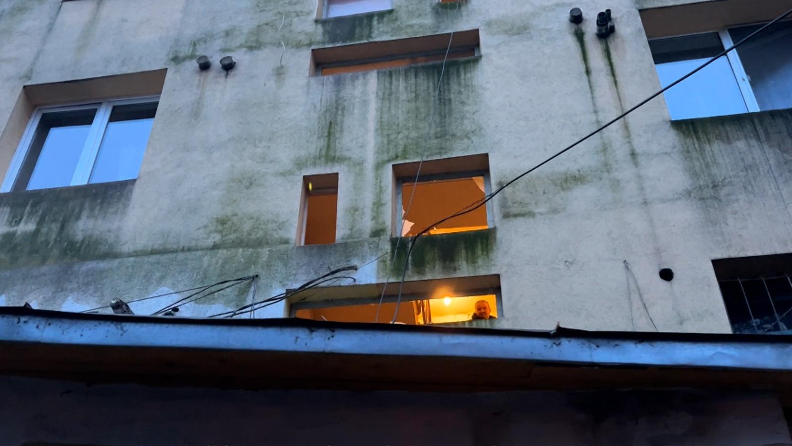 Au trăit o viaţă împreună şi au murit unul lângă altul. Ce ar fi cauzat incendiul în care doi soţi de 80 de ani şi-au pierdut viaţa, în Suceava