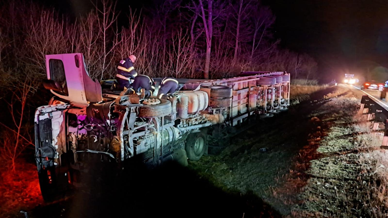 TIR răsturnat înafara şoselei, după un accident cumplit cu o maşină şi o autoutilitară, în Cluj. Unul dintre şoferi a ajuns la spital