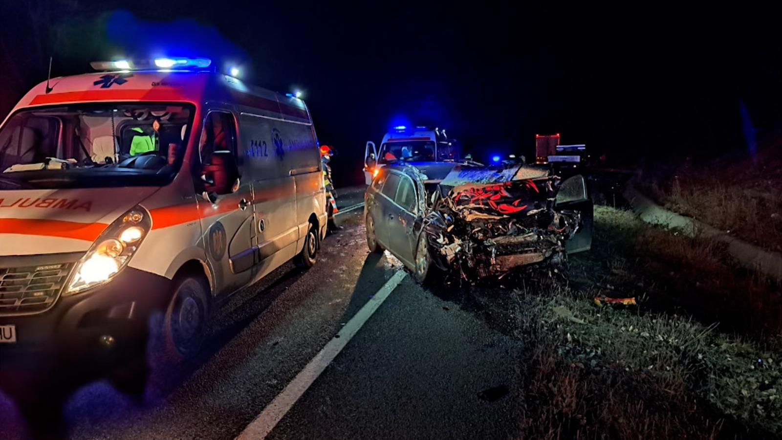 TIR răsturnat înafara şoselei, după un accident cumplit cu o maşină şi o autoutilitară, în Cluj. Unul dintre şoferi a ajuns la spital