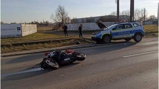 Bărbat rănit după o depășire, pe o șosea din Timiș. A căzut de pe motocicleta care a ajuns pe contrasens, într-o mașină de Poliție