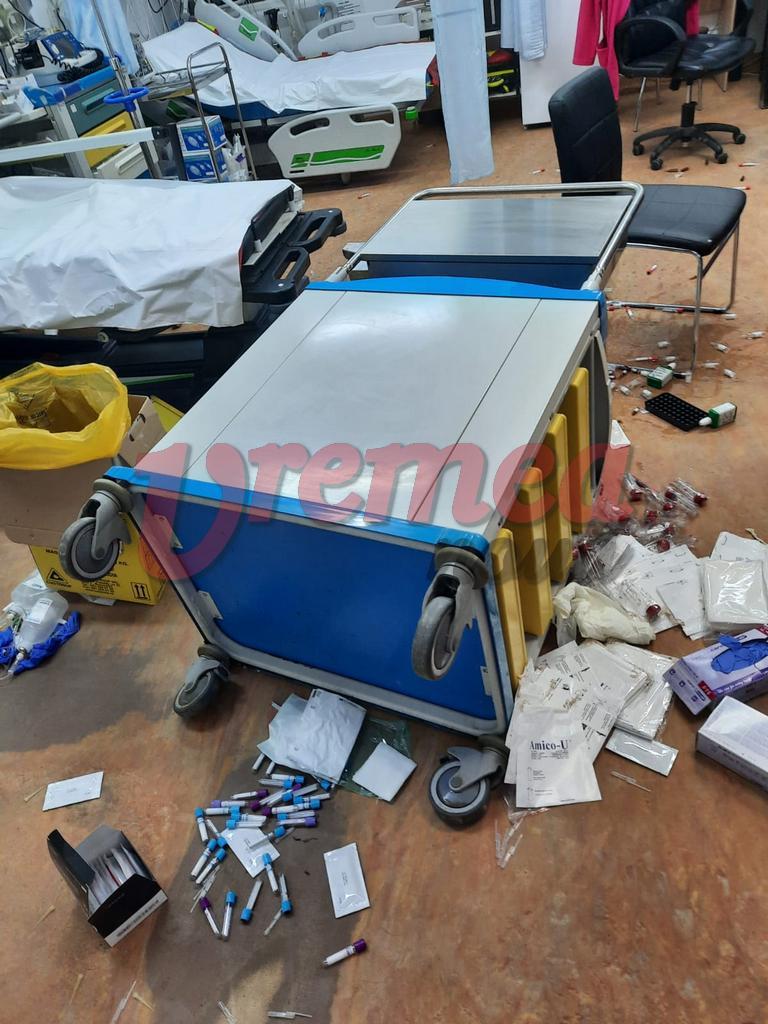 Un pacient agresiv a distrus salonul unui spital din Vaslui şi s-a luat la bătaie cu angajaţii. A făcut praf aparatura, mobilierul şi medicamentele