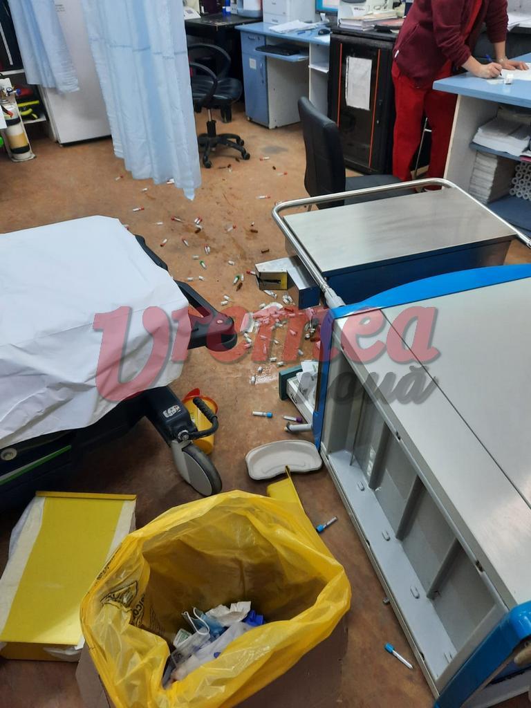 Un pacient agresiv a distrus salonul unui spital din Vaslui şi s-a luat la bătaie cu angajaţii. A făcut praf aparatura, mobilierul şi medicamentele