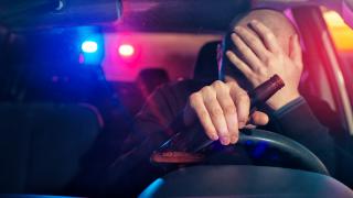 Un bărbat fără permis de conducere s-a urcat băut la volan și s-a autodenunţat la 112. Ce alcoolemie avea