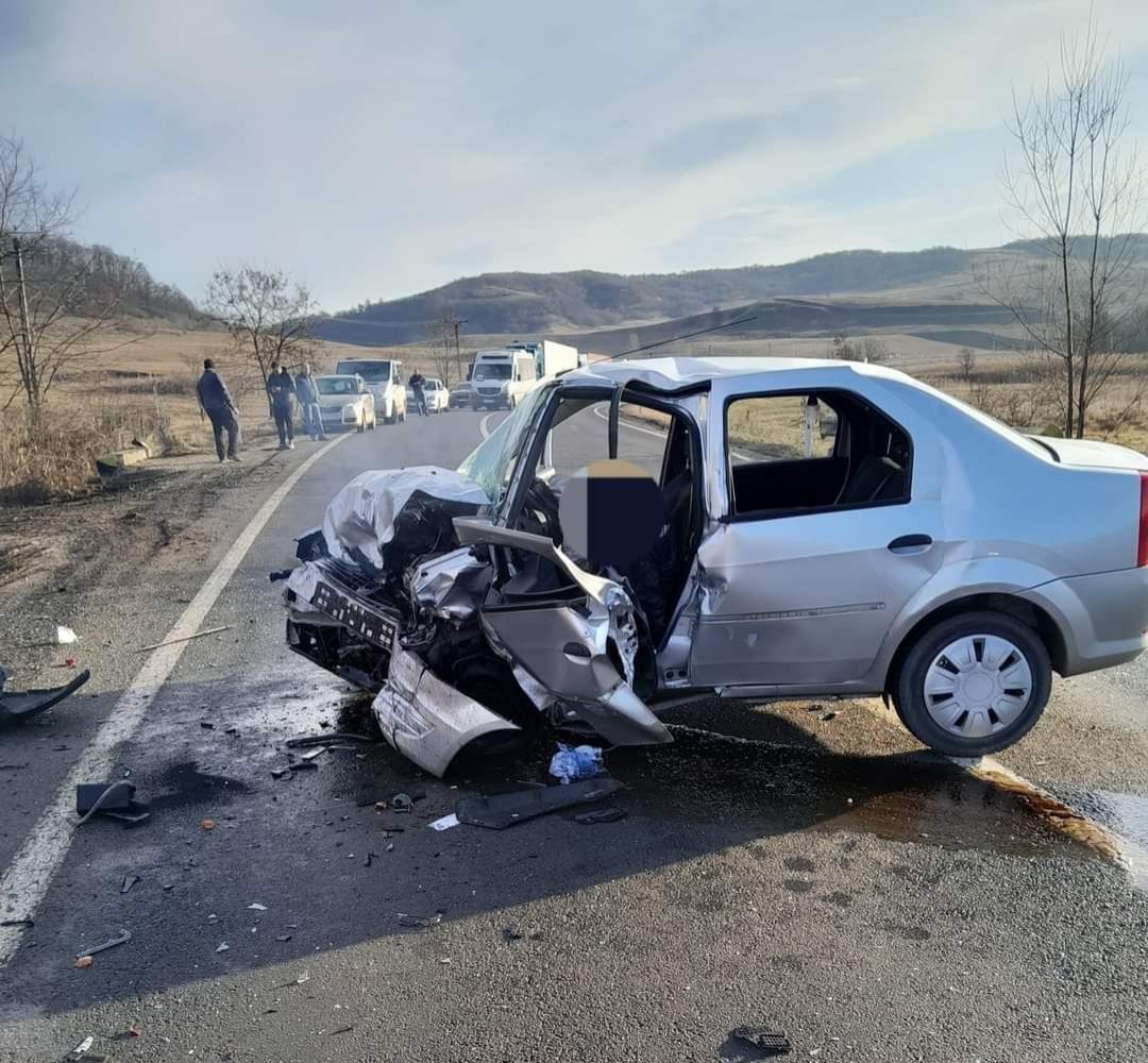 Accident cu 2 morţi şi o persoană inconştientă, pe DN 13 în Brașov. Două maşini s-au făcut praf, după ce una din ele a intrat pe contrasens