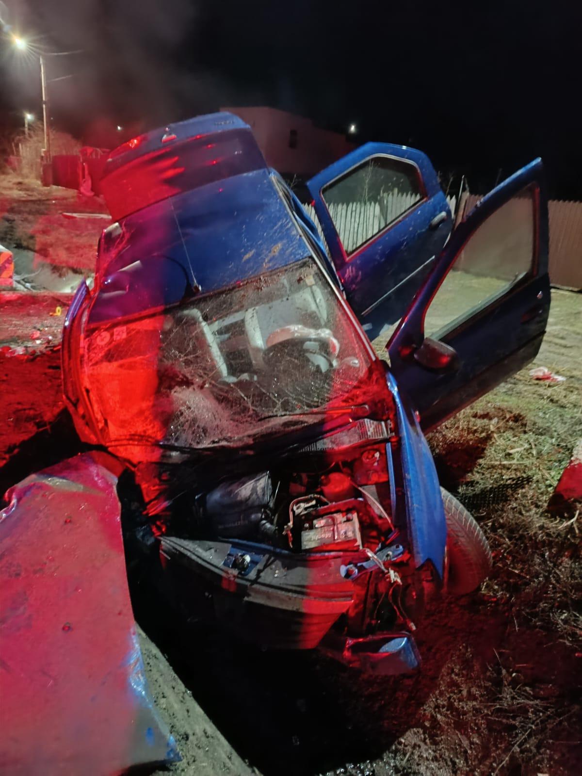 Un şofer de 19 ani s-a răsturnat cu maşina şi s-a înfipt în afara unei şosele Vaslui. Un pasager de 17 ani este rănit