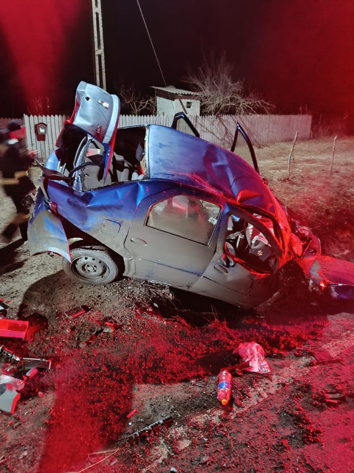 Un şofer de 19 ani s-a răsturnat cu maşina şi s-a înfipt în afara unei şosele Vaslui. Un pasager de 17 ani este rănit