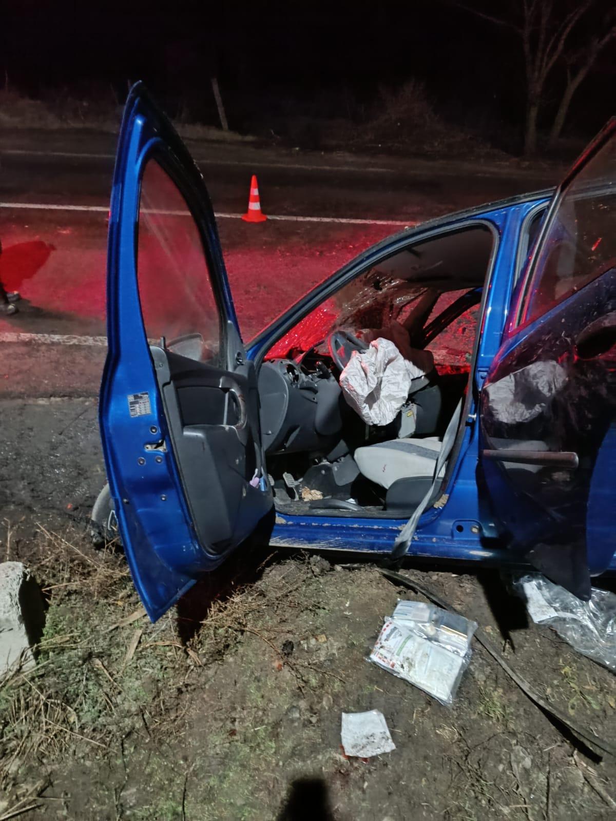 Un şofer de 19 ani s-a răsturnat cu maşina şi s-a înfipt în afara unei şosele Vaslui. Un pasager de 17 ani este rănit