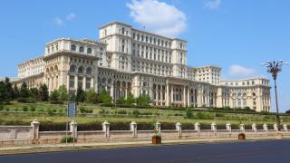 Un tânăr din Moldova, venit la Bucureşti de două zile, a sărit gardul Palatului Parlamentului. Spune că voia să viziteze clădirea