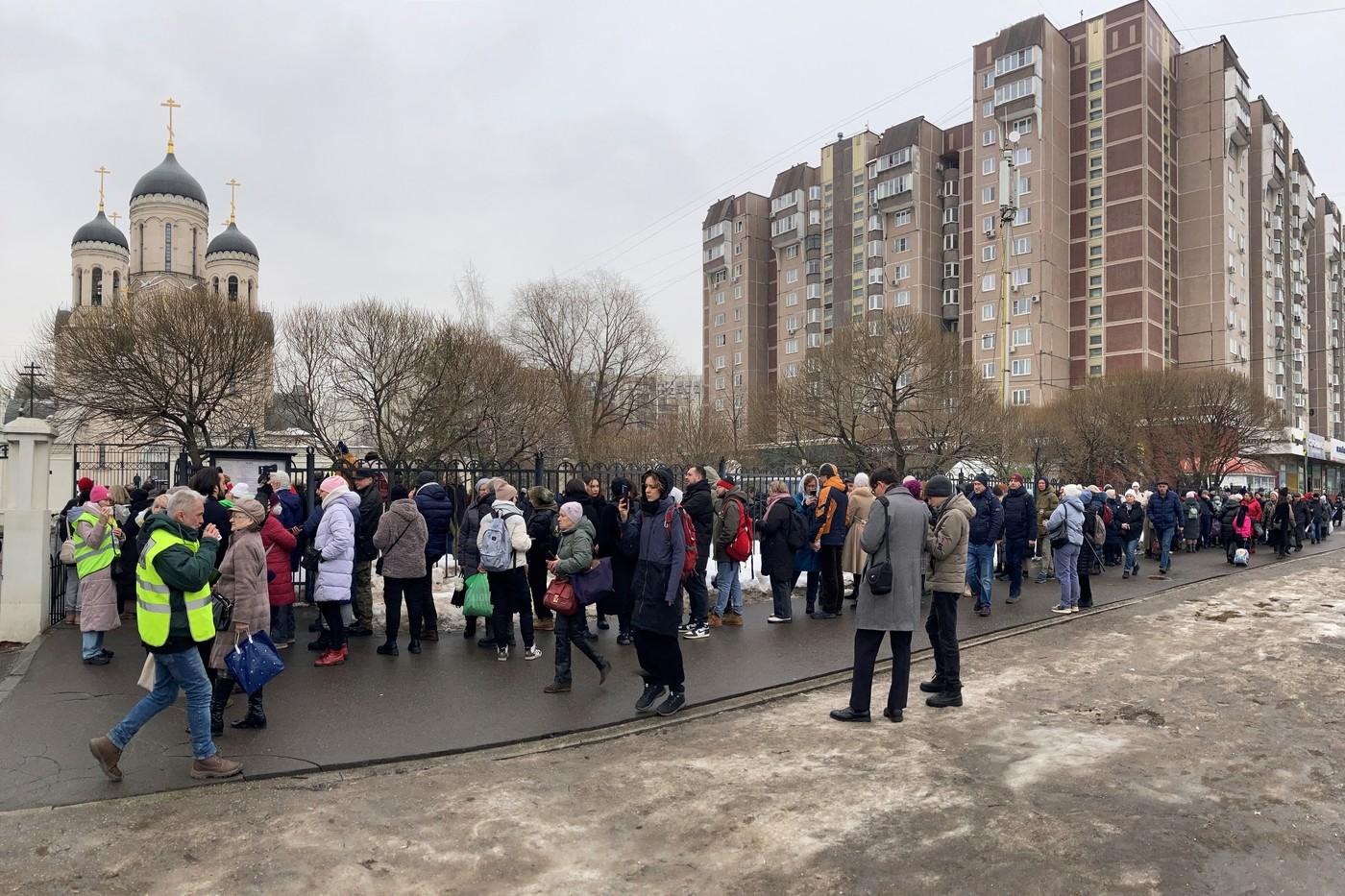 Sute de ruşi, la înmormântarea lui Navalnîi. Poliţişti cu cagule la biserică. Au fost puse garduri și camere de supraveghere