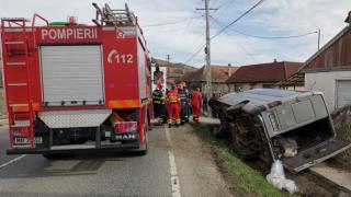 Accident cu 4 răniţi, în Bistrița-Năsăud: un microbuz s-a răsturnat în şanţ şi a lovit un pieton aflat pe trotuar