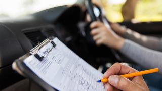 Un arădean a picat examenul teoretic pentru permisul de conducere de 59 de ori