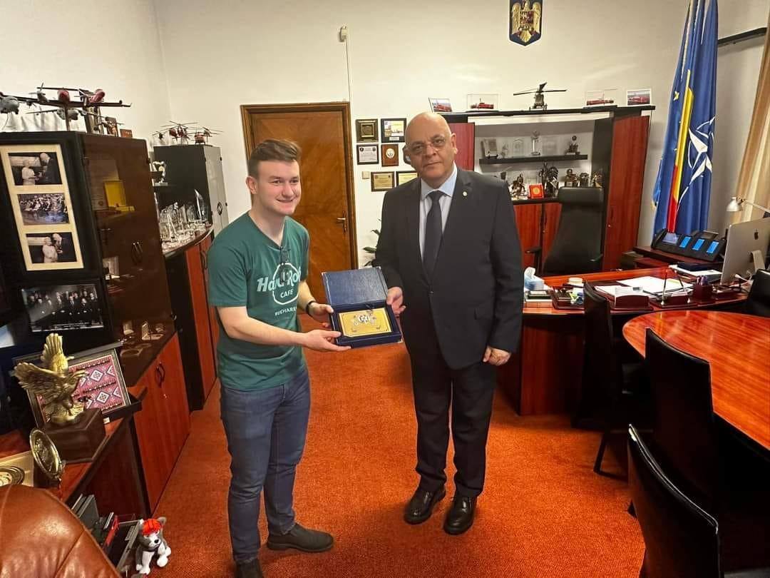 Cel mai tânăr primar din istoria Norvegiei, în vârstă de 19 ani, primit de Raed Arafat. Legăturile vechi dintre DSU şi comuna din care provine tânărul