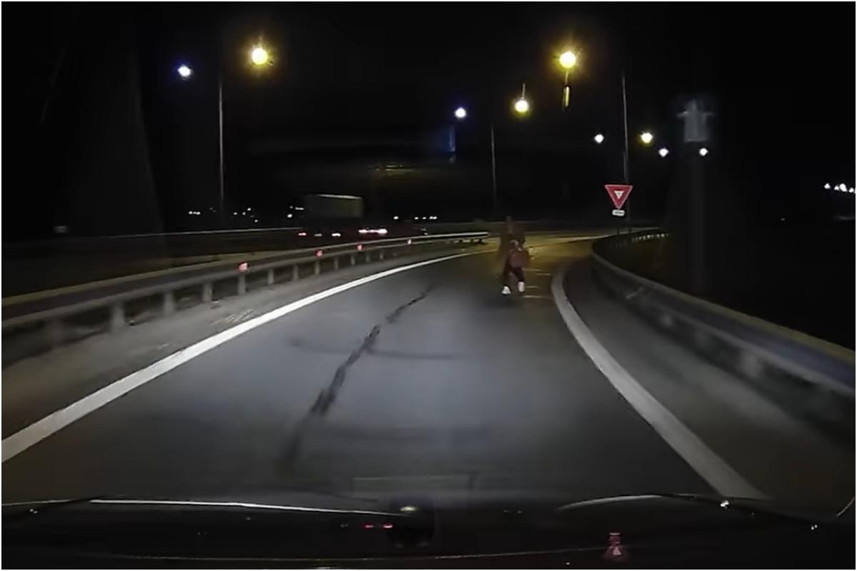Reacţia unui şofer care a evitat milimetric o femeie noaptea pe autostradă în Sibiu: "îţi sare în faţă, dupa curbă!"