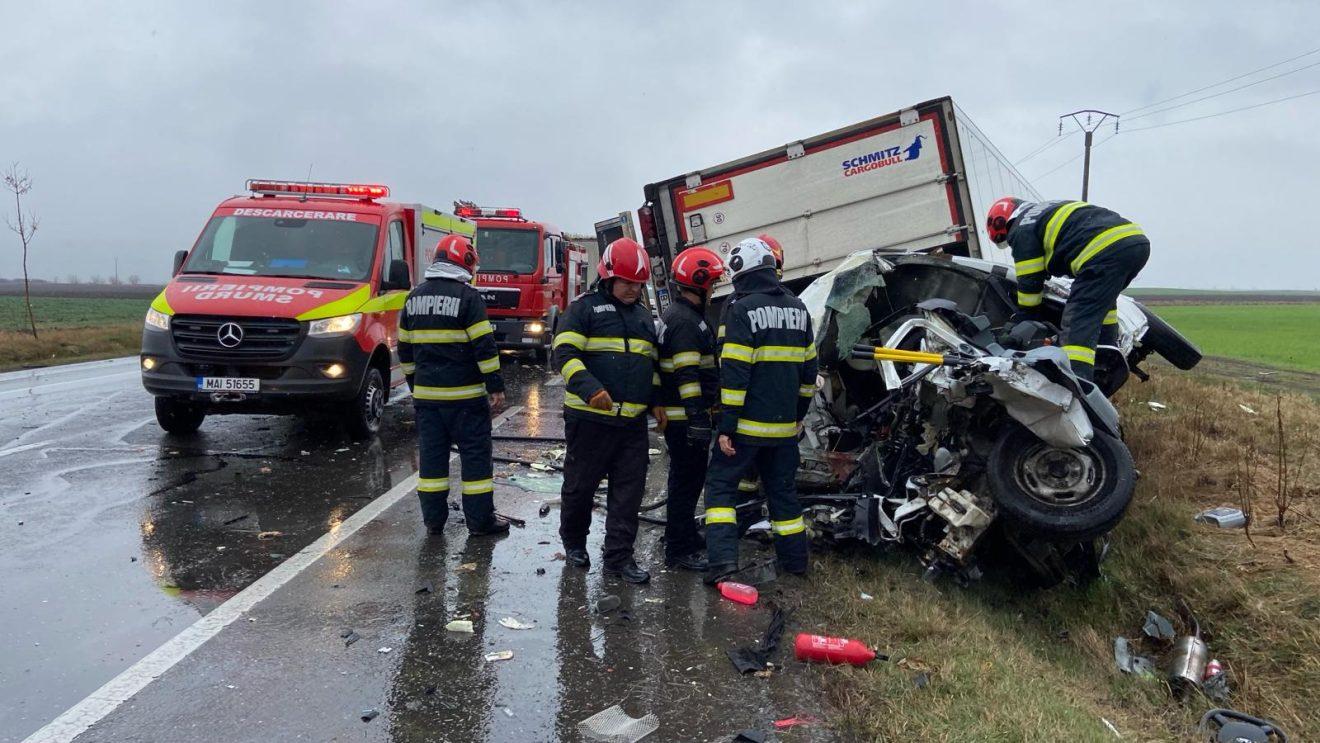 Şoferul TIR-ului a fost transportat la spital