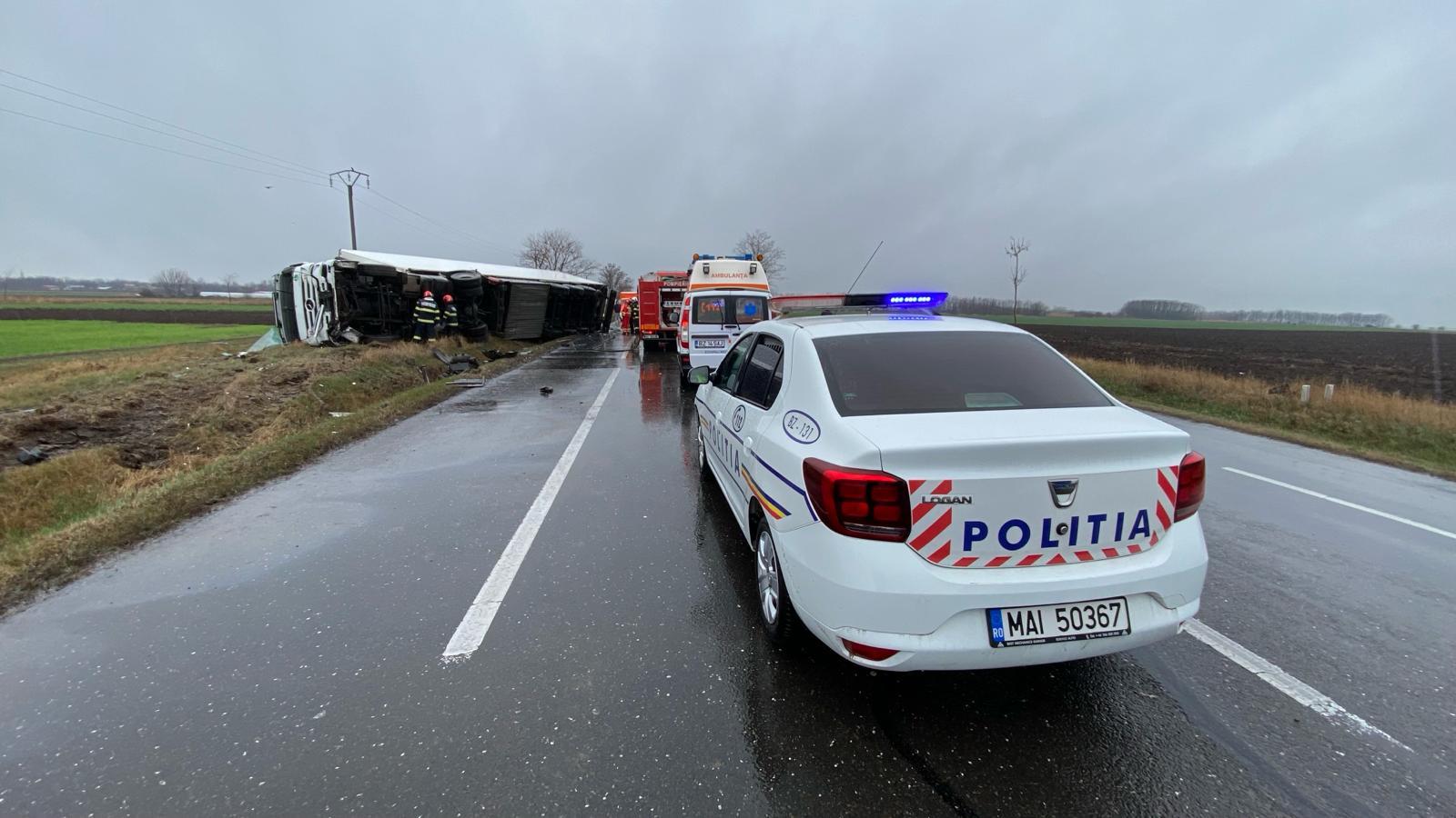 Şoferul TIR-ului a fost transportat la spital