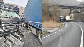 Doi șoferi bulgari, răniți după un impact violent între două camioane, în Caraş Severin. Un al treilea TIR s-a izbit de cele două, într-o curbă strânsă