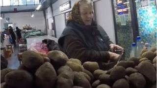 Lecție de viață de la o bătrânică, vânzătoare într-o piață din Suceava. Imaginile au devenit virale: "Dacă vezi o băbuță necăjită, un bunicuț, ajută-i"