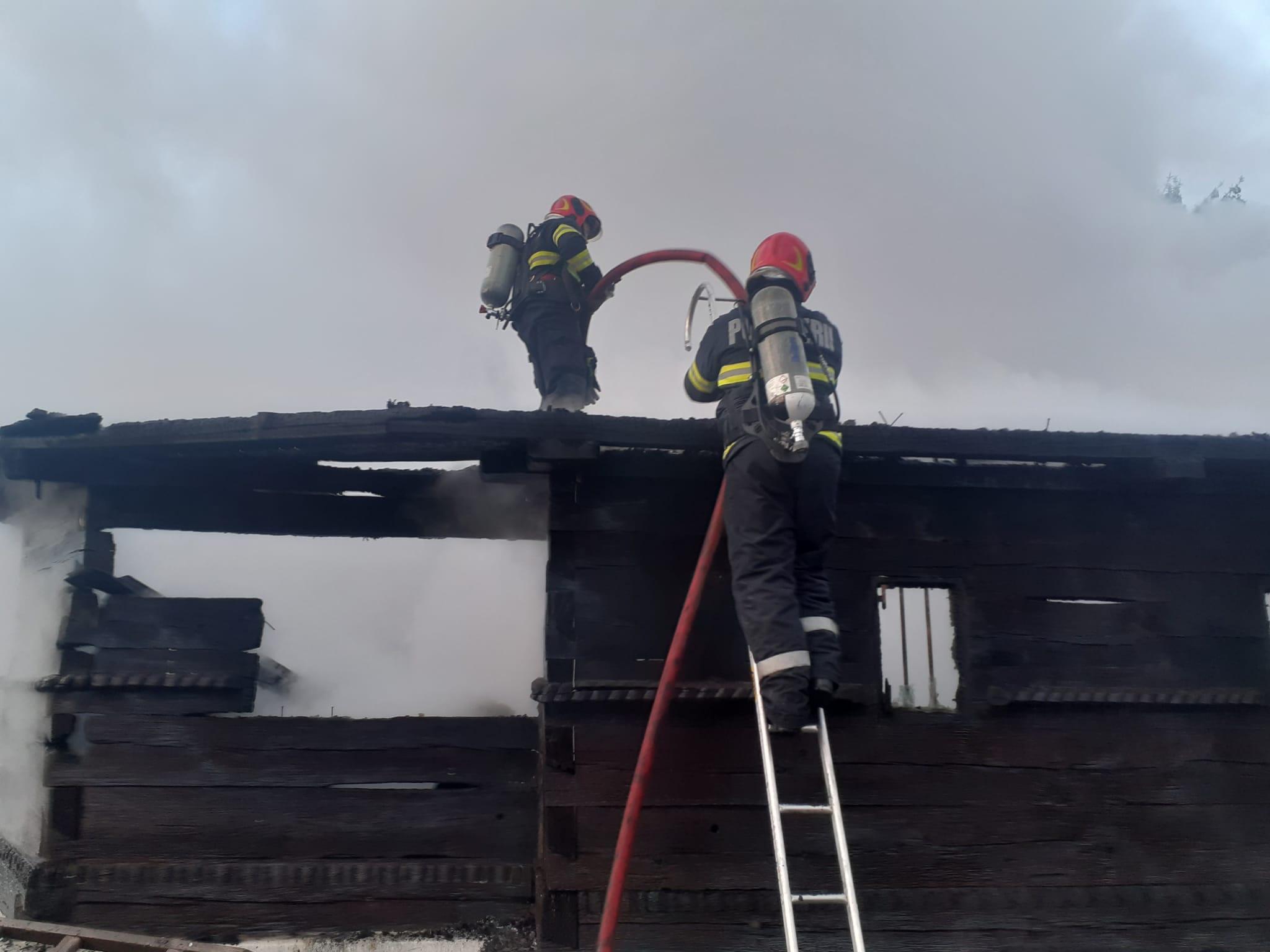 O biserică de lemn din Râmnicu Vâlcea a luat foc. E un monument istoric ridicat în 1746