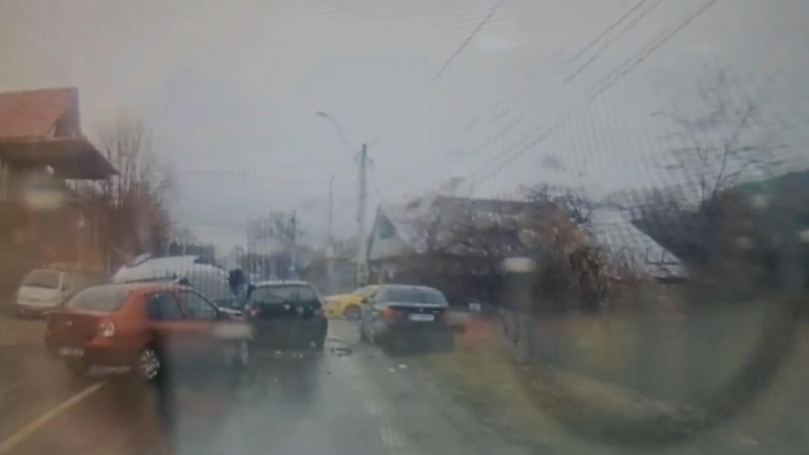 Momentul în care un şofer intră cu viteză pe contrasens şi provoacă un accident cumplit, în Moineşti. 6 oameni au ajuns la spital