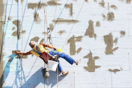 Tot mai mulţi români îşi doresc să se angajeze drept alpinişti utilitari