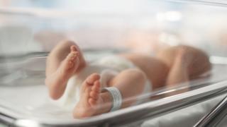 Bebeluş de doar şase săptămâni abandonat de părinţi, găsit dezbrăcat într-o zonă industrială. Copilaşul din Lyon a fost testat pozitiv la cocaină