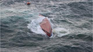 Opt oameni morți și doi dispăruți, după ce un vas încărcat cu 980 de tone de acid acrilic s-a răsturnat în largul Japoniei