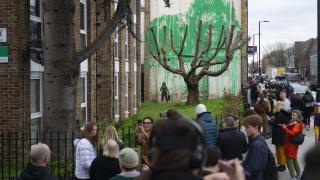 Mural pictat de Banksy la Londra, vandalizat la două zile de când a apărut. "Este o piesă cu adevărat puternică"