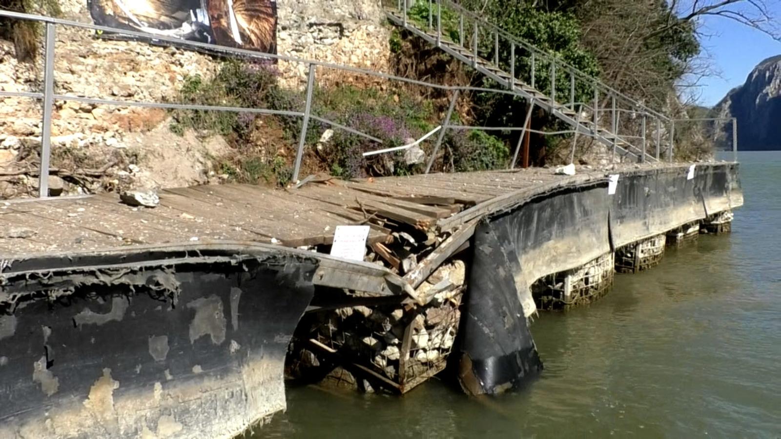 O perlă turistică din zona Cazanelor Dunării nu mai poate fi vizitată. Risc uriaş de accidente fatale după ce pontonul a fost distrus de pietre