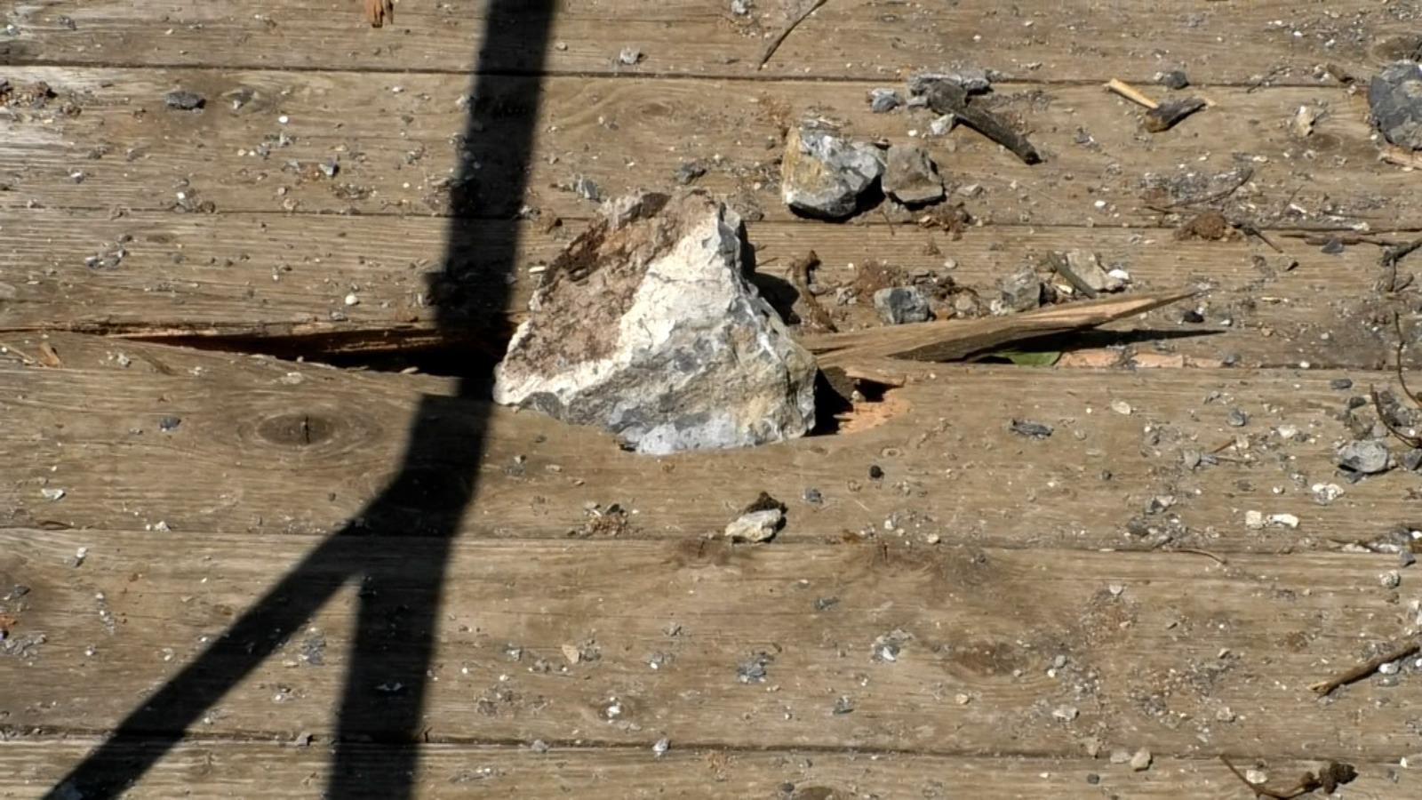 O perlă turistică din zona Cazanelor Dunării nu mai poate fi vizitată. Risc uriaş de accidente fatale după ce pontonul a fost distrus de pietre