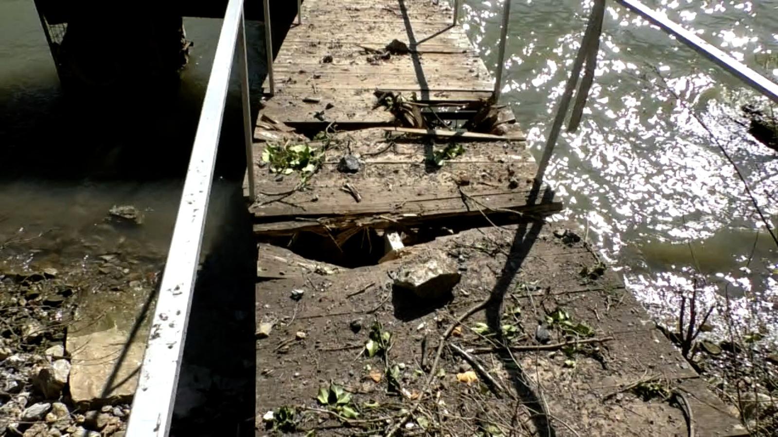 O perlă turistică din zona Cazanelor Dunării nu mai poate fi vizitată. Risc uriaş de accidente fatale după ce pontonul a fost distrus de pietre