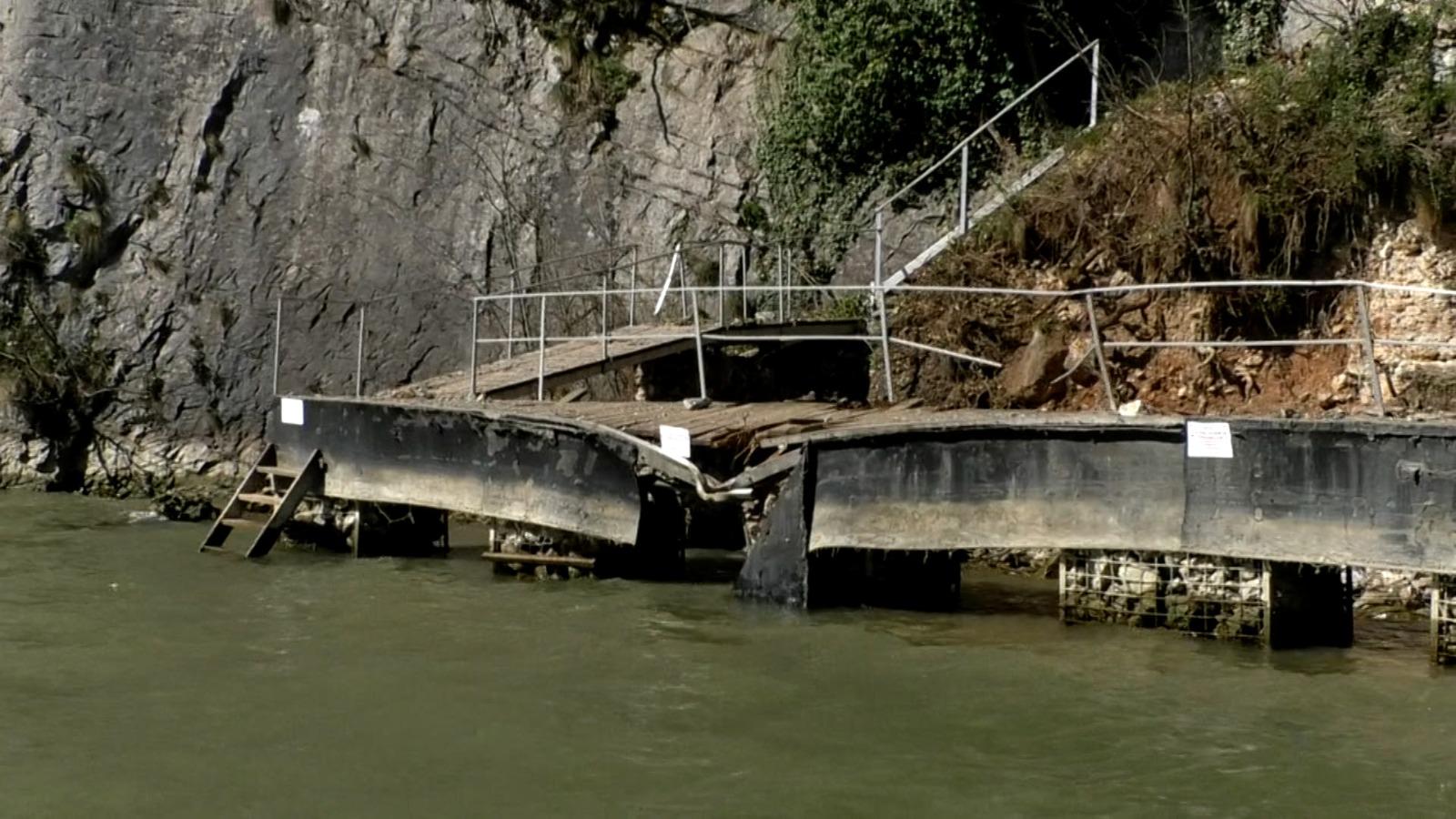 O perlă turistică din zona Cazanelor Dunării nu mai poate fi vizitată. Risc uriaş de accidente fatale după ce pontonul a fost distrus de pietre