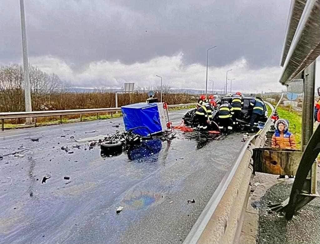 Accident înfiorător în Caransebeş. Un bărbat de 38 de ani a murit, după ce trei maşini s-au făcut praf pe şoseaua de centură a oraşului