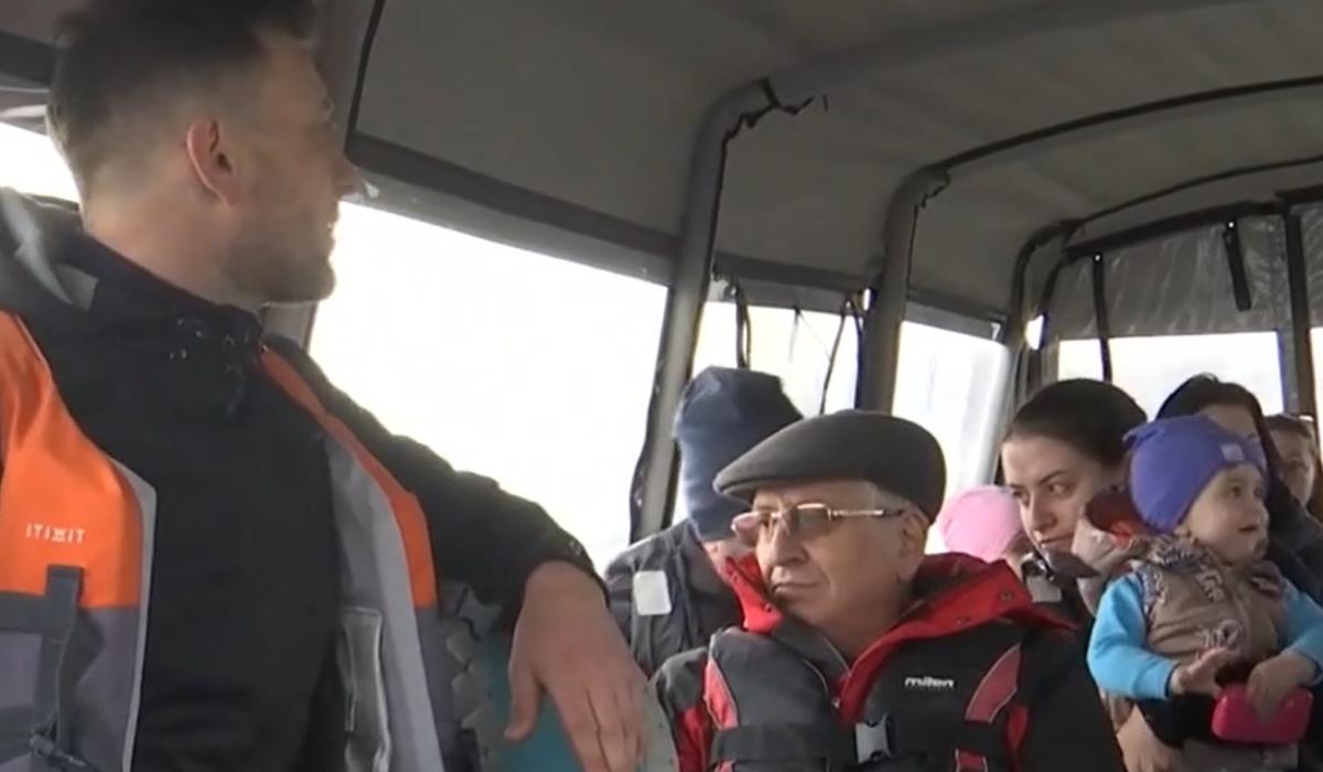 O zi de primăvară veritabilă, petrecută cu barca pe Dunăre. Cât au scos turiştii din buzunar pentru o drumeţie pe apă