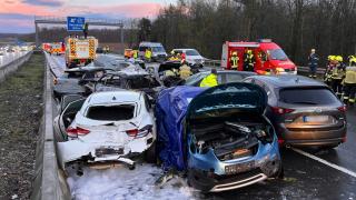 Doi morţi şi 27 de răniţi, după trei accidente în lanţ. 40 de mașini s-au ciocnit pe o autostradă din Germania, trei dintre ele au luat foc