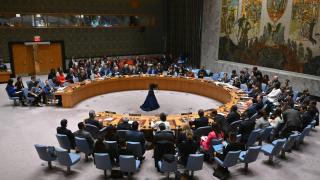 ONU a adoptat o rezoluție prin care cere o încetare imediată a focului în Fâşia Gaza, după 5 luni de război. SUA s-au abținut de la vot