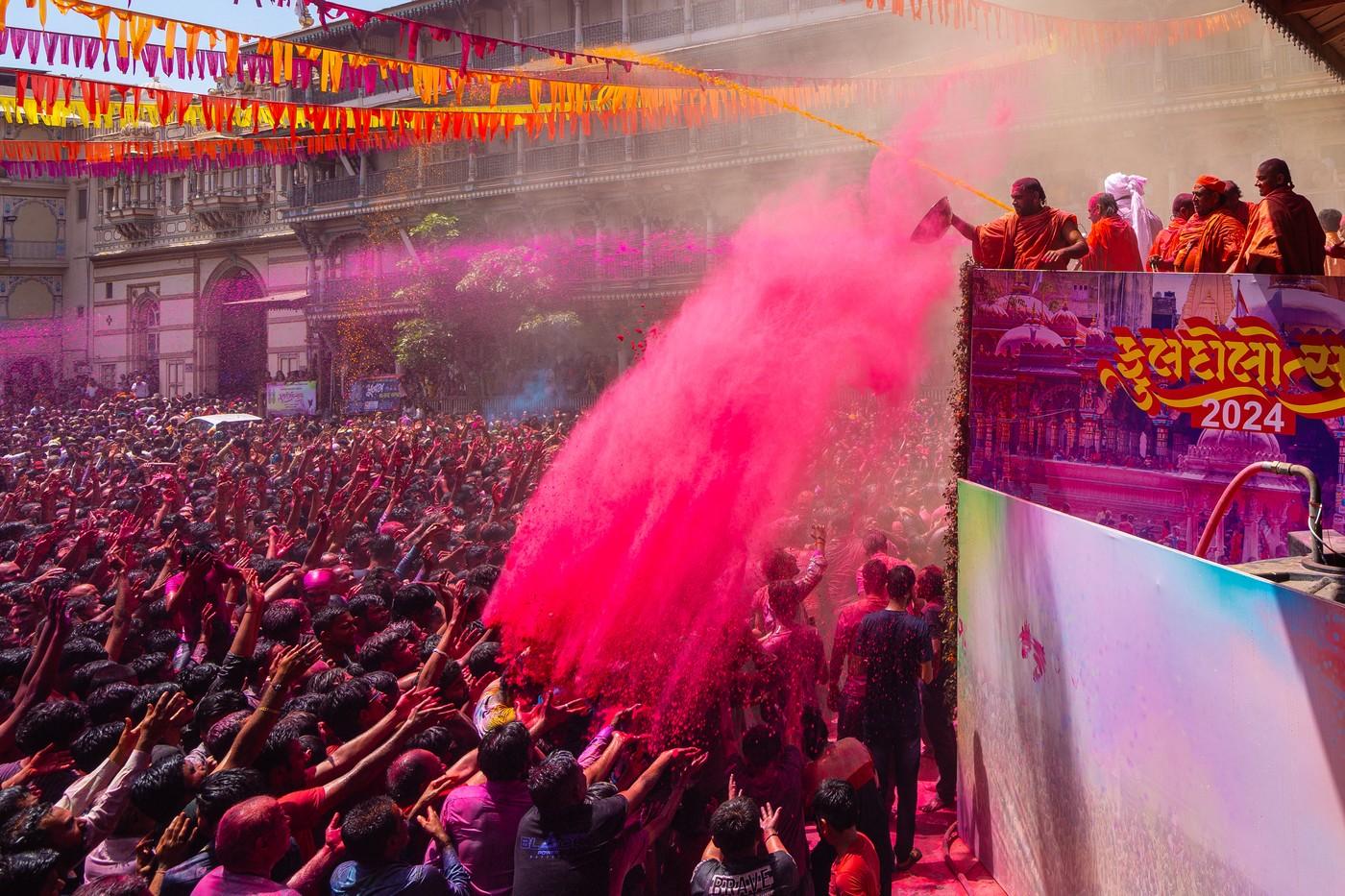Explozie de culoare în toată India. Festivalul Holi, sărbătorit de milioane de indieni: ce tradiţii respectă în ziua care marchează sosirea primăverii