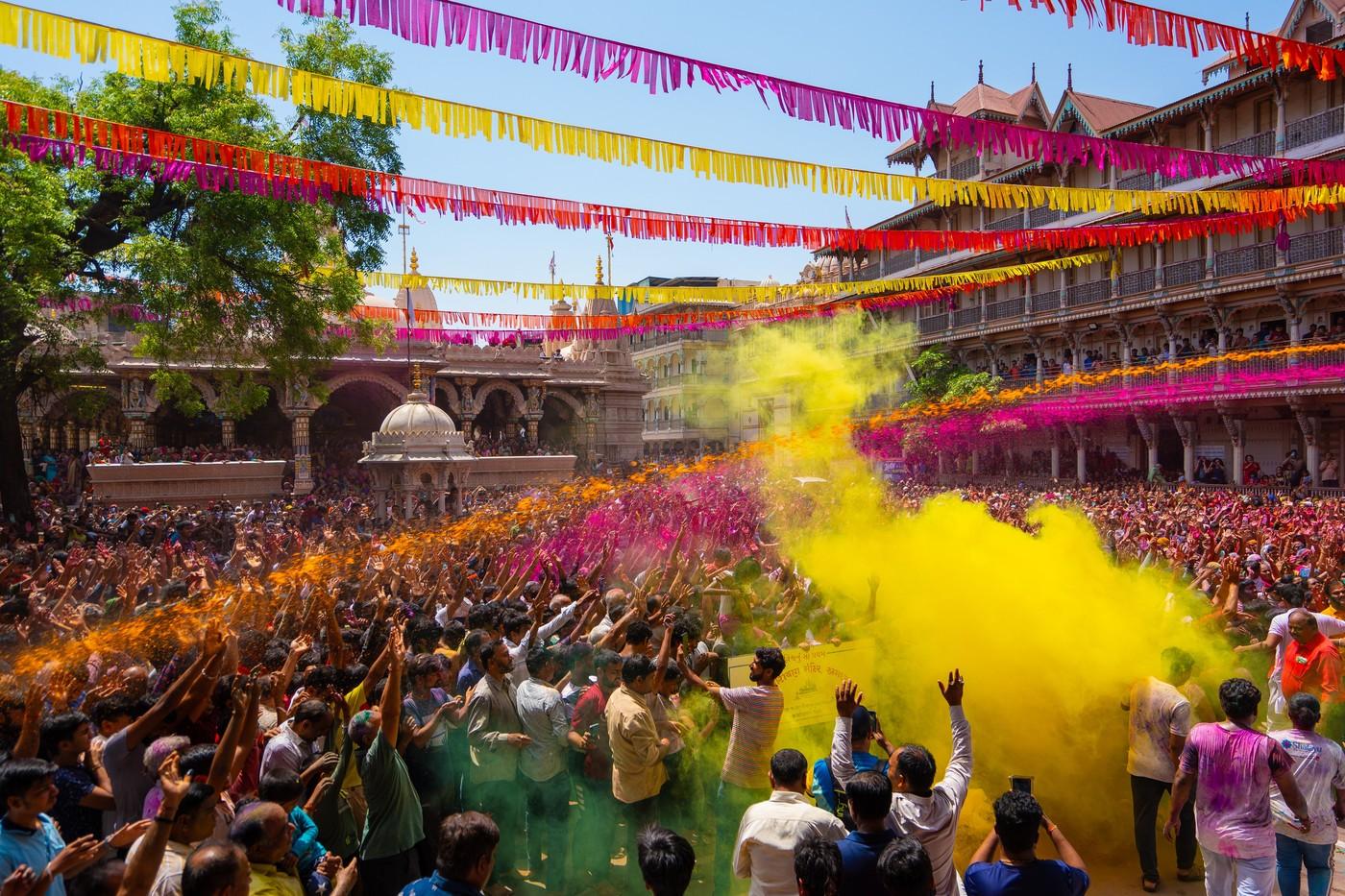 Explozie de culoare în toată India. Festivalul Holi, sărbătorit de milioane de indieni: ce tradiţii respectă în ziua care marchează sosirea primăverii