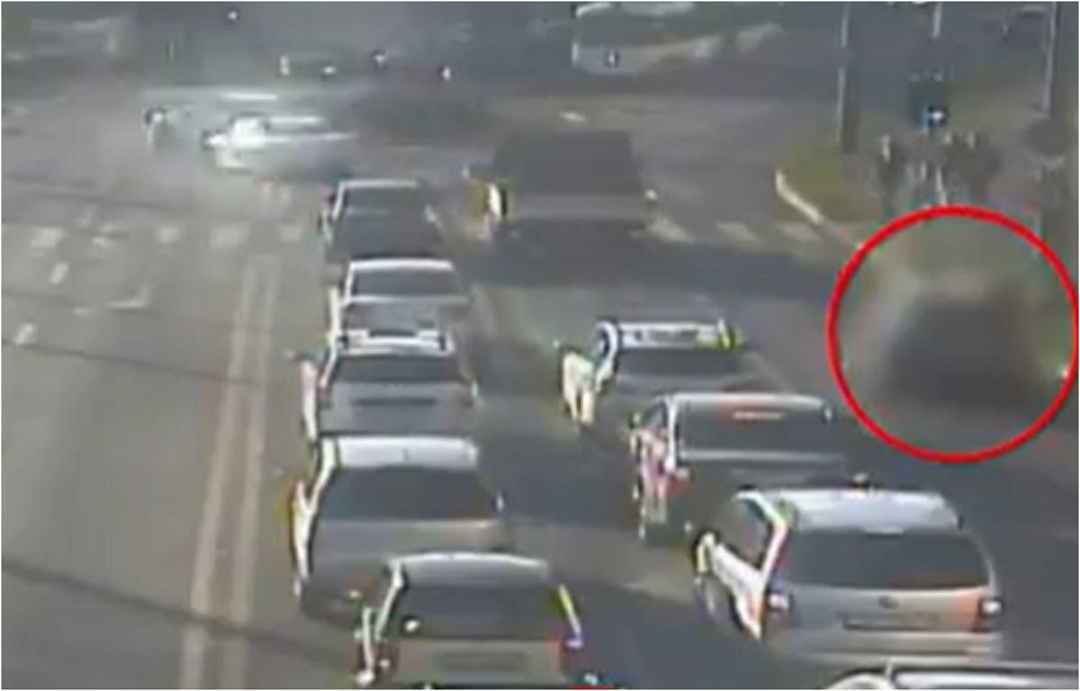 Băiețel de 3 ani, lovit de mașină pe o șosea din Timișoara. Se juca cu părinții lui când a alergat brusc de le trotuar direct în mijlocul drumului