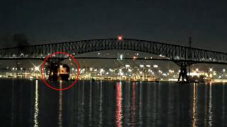 Momentul în care podul din Baltimore, lung de 2,5 km, s-a prăbuşit. 20 de muncitori şi 7 maşini au căzut în apă