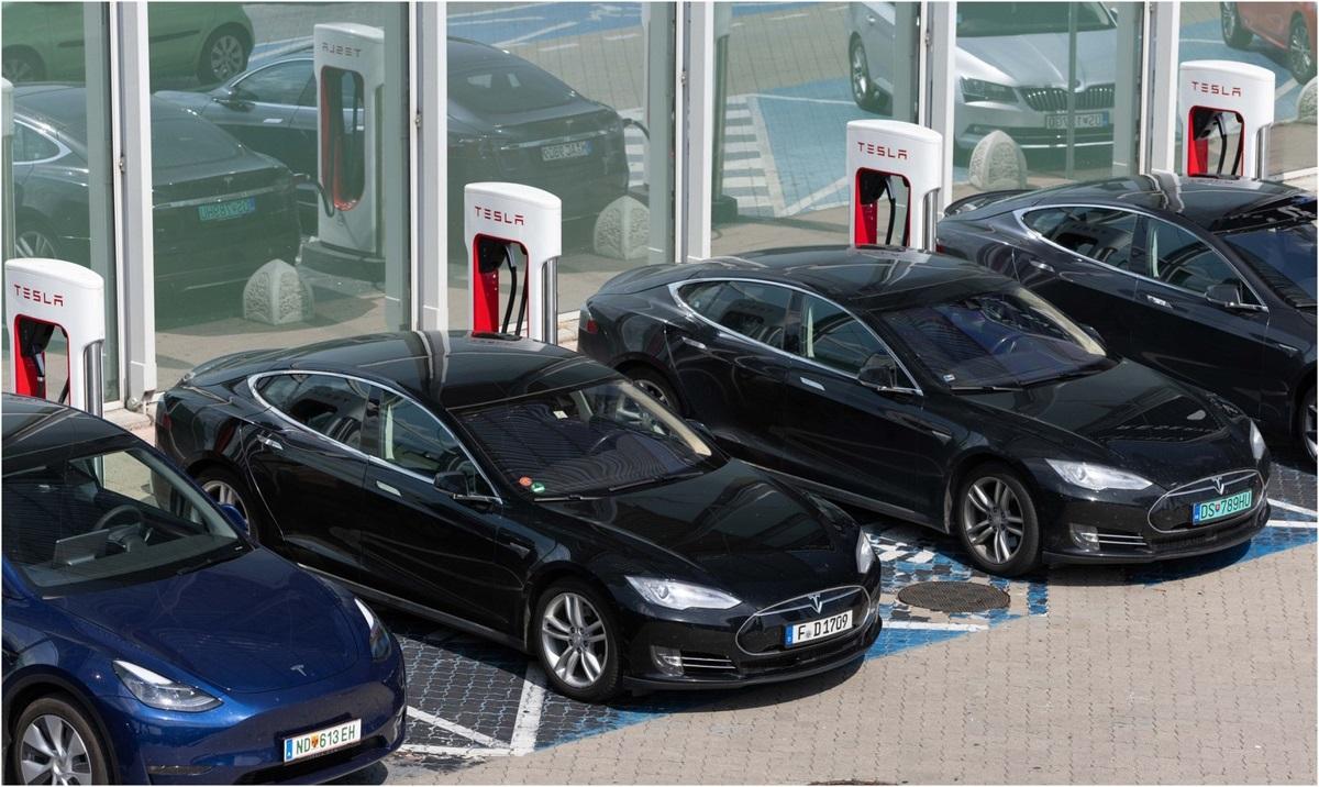 Tesla pune la dispoziție clienților din SUA maşinile care se conduc singure. Timp de o lună, șoferii le vor putea testa gratuit