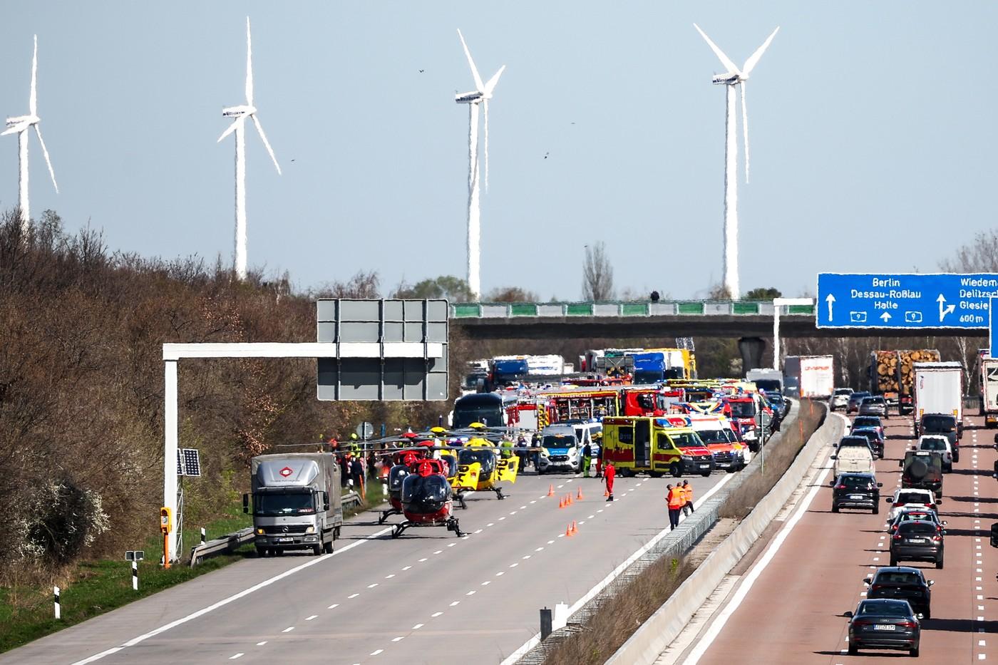 Accident cumplit în Germania. 5 morți, după un autocar cu 53 de pasageri s-a răsturant pe o autostradă de lângă Leipzig