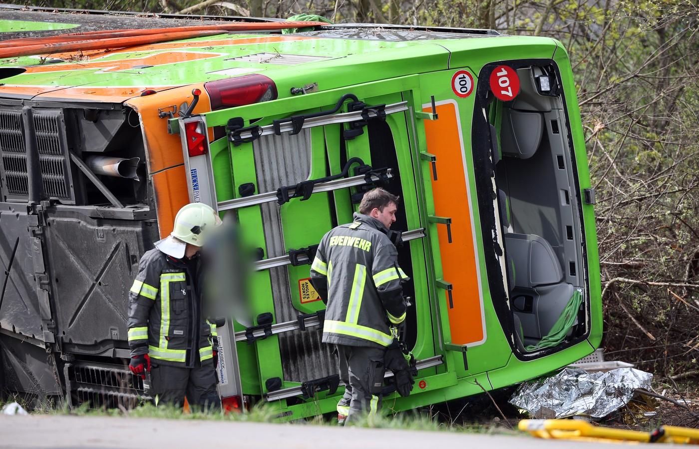 Accident cumplit în Germania. 5 morți, după un autocar cu 53 de pasageri s-a răsturant pe o autostradă de lângă Leipzig
