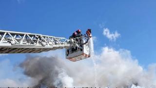 Incendiu la o fabrică de cherestea din Bacău. Focul se manifestă pe 300 de metri pătraţi