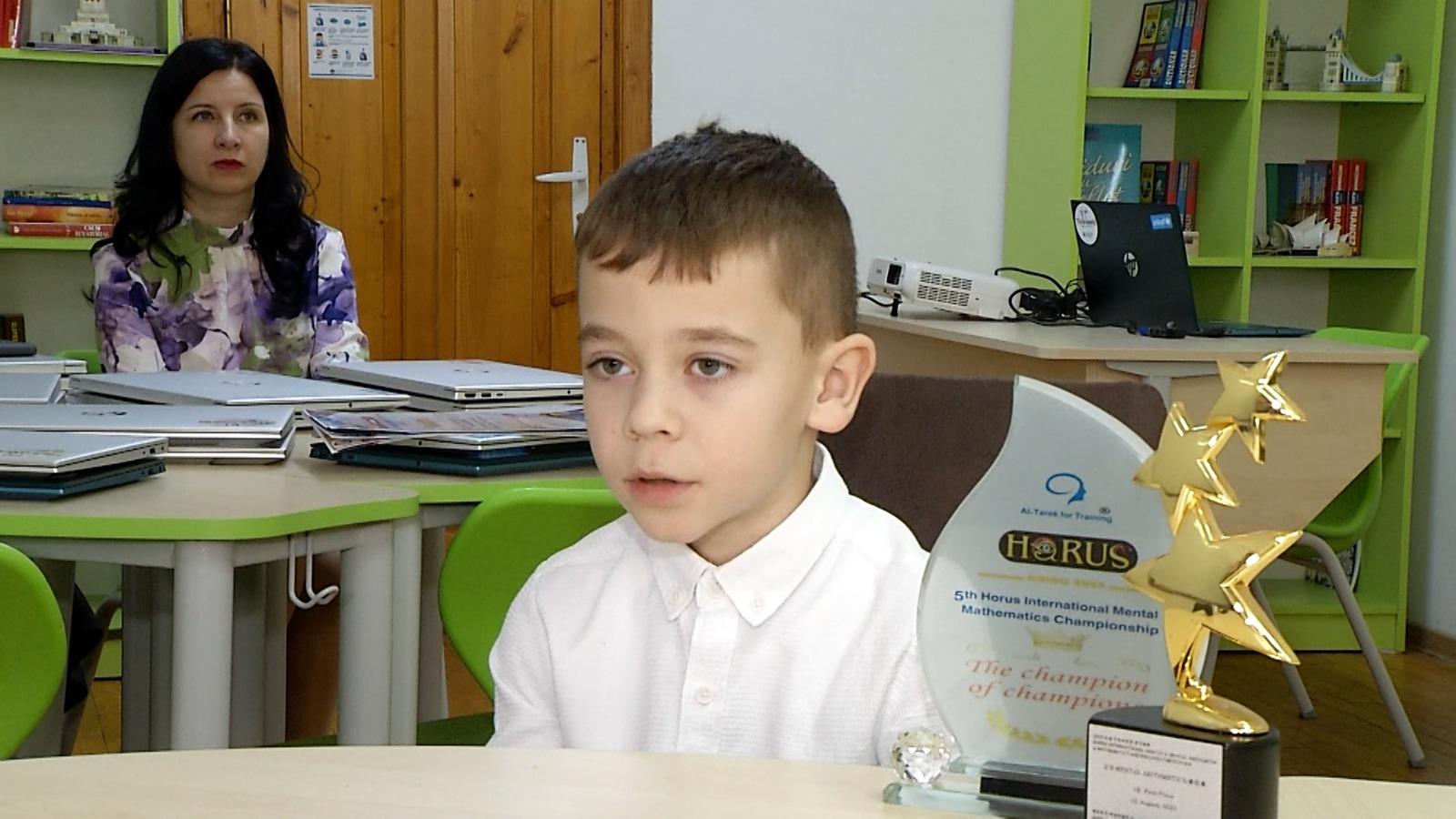 Iustin, băieţelul de 8 ani din Năvodari care a uimit o lume întreagă. Face calcule în minte mai repede decât un calculator: e campion la aritmetică mentală