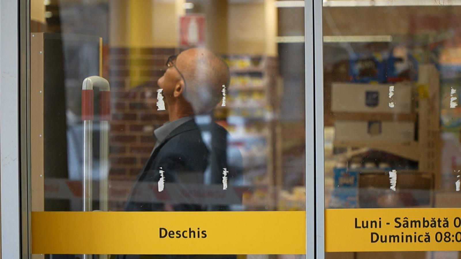 Tavanul supermarketului Supeco, prăbuşit peste o clientă. Martor: "Cred că d'aia a şi căzut"