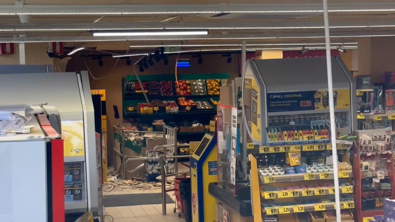 Tavanul supermarketului Supeco, prăbuşit peste o clientă. Martor: "Cred că d'aia a şi căzut"