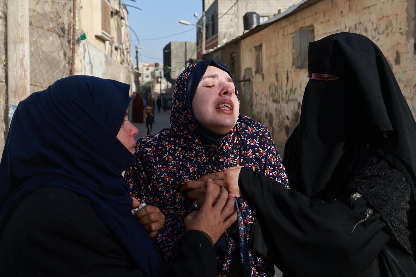 Gemenii născuţi şi morţi în timpul războiului din Gaza. Mama, sfâşiată de durere la înmormântare: "Dormeam, nu împuşcam şi nu ne luptam. Care este vina lor?"